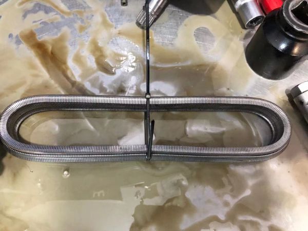 日產系列CVT變速箱進水后導致變速箱損壞，變速箱油變質發(fā)白，檢修波箱